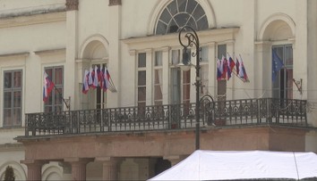 Na budovách ministerstva kultúry pribúdajú vlajky. Na jednej v Košiciach ich napočítali až 11