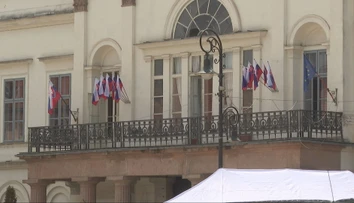 Na budovách ministerstva kultúry pribúdajú vlajky. Na jednej v Košiciach ich napočítali až 11