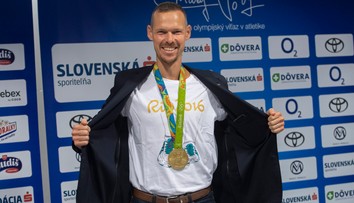 VIDEO: Banská Bystrica hostila 19. ročník novinárskej stovky. Na tartane bežali aj olympionici