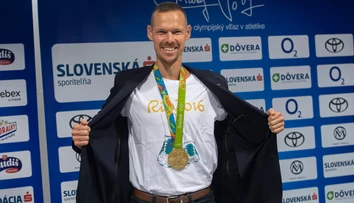 VIDEO: Banská Bystrica hostila 19. ročník novinárskej stovky. Na tartane bežali aj olympionici