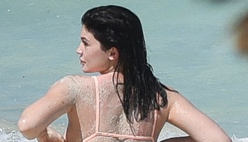 Veľké zadky majú jednoducho v rodine. Kylie ho vytŕčala v zarezaných plavkách