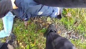 „Ľahni si! Hovorím ti, ľahni si!“ Bratislavskí policajti zverejnili dramatické zábery z telovej kamery