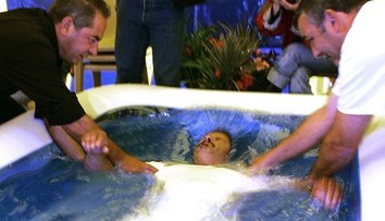 Muž sa utopil v bazéne počas krstu. Farárka čelí obvineniu z neúmyselného zabitia