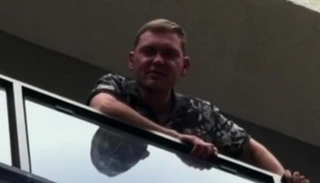 VIDEO: Močil z balkóna a kričal „Sláva Rusku“. Bizarná obhajoba mu neprešla, Gruzínci sa s Rusom nemaznali