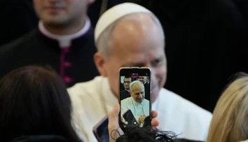 Vatikán začne na omšiach využívať umelú inteligenciu. Sledujte, čo dokáže urobiť