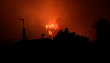 Neďaleko Atén vypukol rozsiahly požiar. Vyžiadal si už jednu obeť