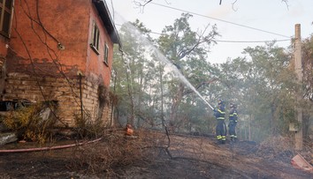 Plamene pri Jadrane. Stovky turistov utekali pred ničivým požiarom