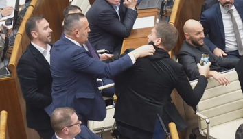 Slovné potýčky v parlamente prerástli do fyzických roztržiek. Svedčí to o neuveriteľnom poklese, hodnotí politológ