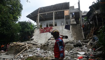 FOTO: V Indonézii sa zrútila spoločenská sála. Najmenej štyria ľudia zahynuli