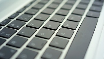 Pribúdajú nenávistné komentáre. Ich počet na internete po útoku na premiéra rapídne stúpol