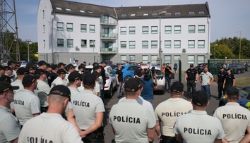 Policajti majú dostať uniformy ušité z kávových škrupín. Opozícia hovorí o nastavení podmienok pre jednu firmu