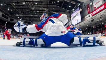 VIDEO: Ako súboj titanov. Mladý slovenský brankár zhodil rukavice a stal sa hitom v zámorí