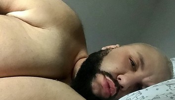 Obézny muž sa stal modelom: Prsia má väčšie ako mnohé ženy