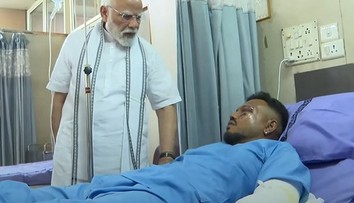 Sedí doma, nerozpráva sa ani s manželkou a synom. Prehovoril muž, ktorý ako jediný prežil pád lietadla v Indii