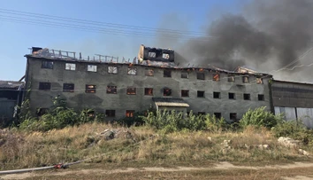 FOTO: V Nových Zámkoch vypukol požiar. Hasiči sa držia v bezpečnej vzdialenosti