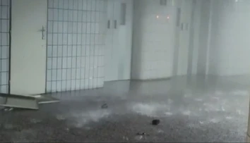 Zaplavené šachty a valiaca sa voda. Nemocnica v Trenčíne bojovala s prasknutým potrubím