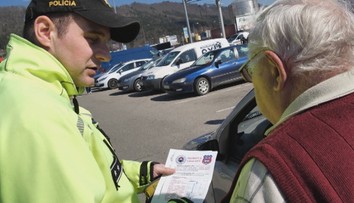 Čo robiť, ak pri cúvaní na parkovisku omylom nabúrate do auta? Lístok za stieračom nestačí