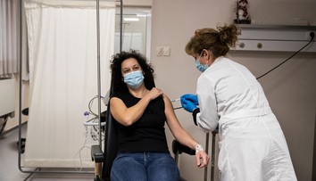 Ojedinelý vedľajší účinok vakcíny od Pfizeru: Niektoré ženy zaskočili zväčšené prsia