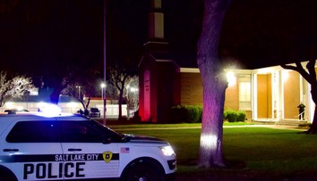 V kaplnke sa konal pohreb, vonku začala hádka. Po streľbe hlásia dve obete