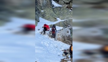 VIDEO: Bez výstroja, poistenia aj rozumu: Pár s 9-mesačným bábätkom vyrazil na Rysy a uviazol tam