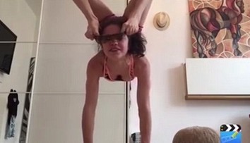 Táto žena asi nemá kosti. Nohami si dala na tvár slnečné okuliare