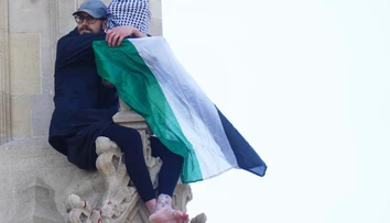 Muž vyliezol na Big Ben. Sedel tam 16 hodín