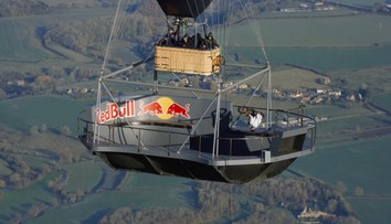 Frajer na záver: Helma? Na figu. Škótsky biker predvádzal akrobatické kúsky vo výške 610 metrov