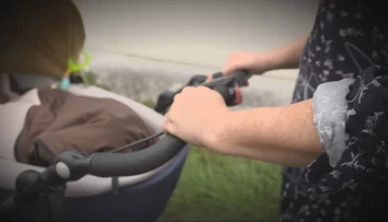 Matka vložila dieťa do kočíka a spozornela. O chvíľu zasahovali záchranári