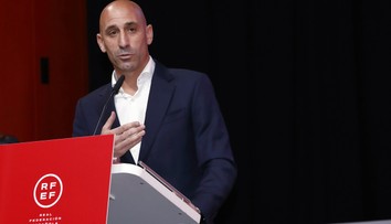 Vedľa kráľovnej si chytil rozkrok. Výhra na MS šla kvôli Rubialesovi do úzadia, hnevá sa legenda