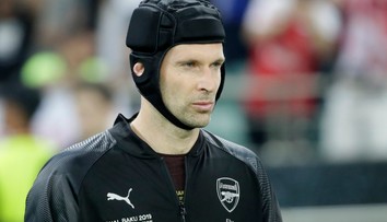 Petr Čech sa vracia do brány. Nie však futbalovej