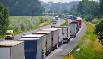 Na diaľnici D2 horí kamión, doprava z Česka je obmedzená