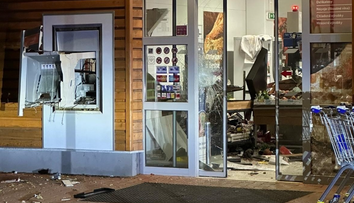 Zlodeji pomocou výbušniny ukradli peniaze z bankomatu v Rohožníku. Polícia zverejnila, akú sumu si odniesli