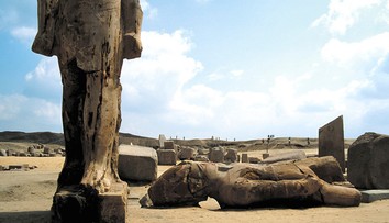 Kuriózny pokus o krádež. Zlodeji chceli žeriavom ukradnúť desaťtonovú sochu faraóna