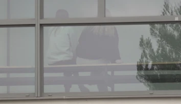 Škandál v Trenčíne. Učiteľ údajne rozposielal žiačkam svoju obnaženú fotku, zakázali mu vstup do školy