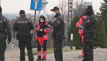 Záchranári protestovali pred parlamentom za vyššie platy. Šéf komory skončil na policajnej stanici