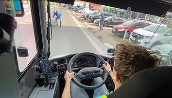 VIDEO: Vbehli mu pod kolesá a ešte mu vynadali. Vodič autobusu na západe Slovenska zažil šok