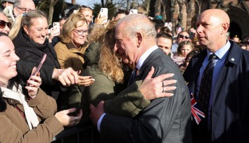 Napätie počas návštevy katedrály: Na kráľa Karola III. kričal jeden z účastníkov