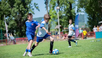 VIDEO: V Považskej Bystrici pokračoval prestížny Školský pohár SFZ. Mladé talenty sledovalo aj žilinské duo