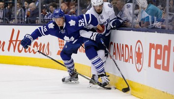 Torontu sa po kolízii s Bjorkstrandom zranil Muzzin, na jeho miesto naskočí Marinčin