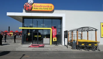 Biedronka mieri do Bratislavy. Ponúka platy nad 2000 eur
