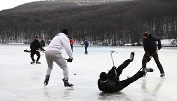 Zamrznuté jazerá lákajú korčuliarov, no môžu byť nebezpečné. Jeden trik dokáže odhaliť, či je ľad dostatočne pevný