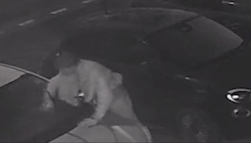 Mladík v noci rad-radom ničil zaparkované autá. Skončil v rukách polície, na záberoch ho spoznali aj jeho blízki