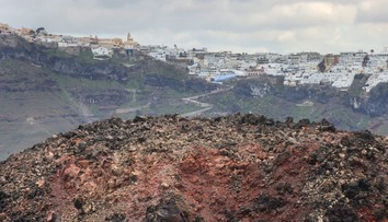 Stav ohrozenia trvá. Grécky ostrov Santorini zažil zatiaľ najsilnejšie zemetrasenie