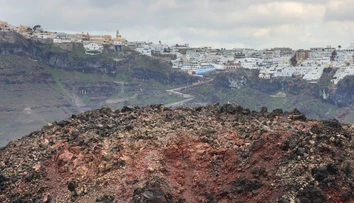 Stav ohrozenia trvá. Grécky ostrov Santorini zažil zatiaľ najsilnejšie zemetrasenie