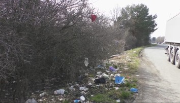 Fľaša s močom, vrecko s výkalmi či starý nábytok. Odpočívadlá a odstavné plochy pri ceste často pripomínajú smetiská