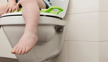 Malý chlapec uviazol hlavou v záchodovom sedadle. Pomôcť mu museli hasiči