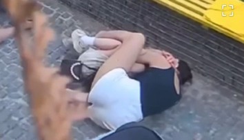 VIDEO: Dramatické scény z Ukrajiny. Útok prišiel počas čakania v rade na zmrzlinu, matka bránila dcéru vlastným telom