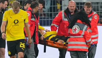 Mrazivé scény v Lige majstrov. Mladíka museli odniesť na nosidlách, klub informoval o jeho stave