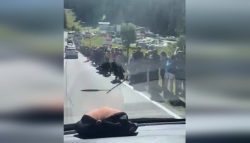 VIDEO: Dav ako na Václaváku. Turisti sa hrnú do hôr, na jednom mieste čakajú aj stovky metrov