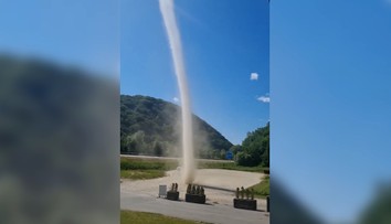 VIDEO: Vo Svidníku sa objavil dokonalý prachový vír. Jav zaznamenali aj v Čiernej Vode